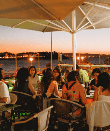 Gente disfrutando en la terraza